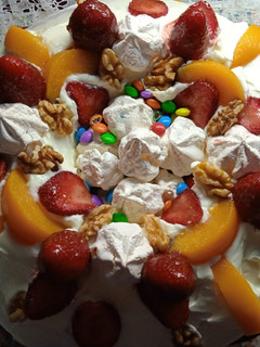 Una foto de Torta almibarada de 🍓🍓frutillas🍓🍓y 🍑🍑duraznos🍑🍓
