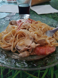 Una foto de Tallarines con salsa de marisco fáciles (Tonystile)