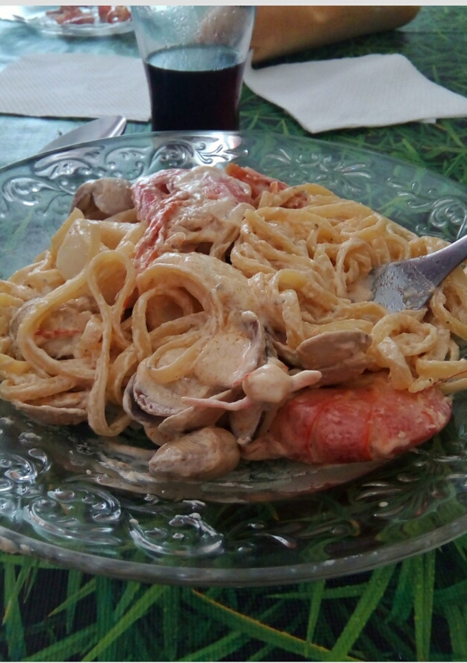 Una foto de Tallarines con salsa de marisco fáciles (Tonystile)