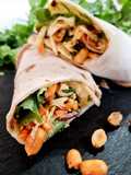 Burritos Thai con salsa de cacahuete