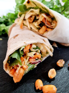 Una foto de Burritos Thai con salsa de cacahuete