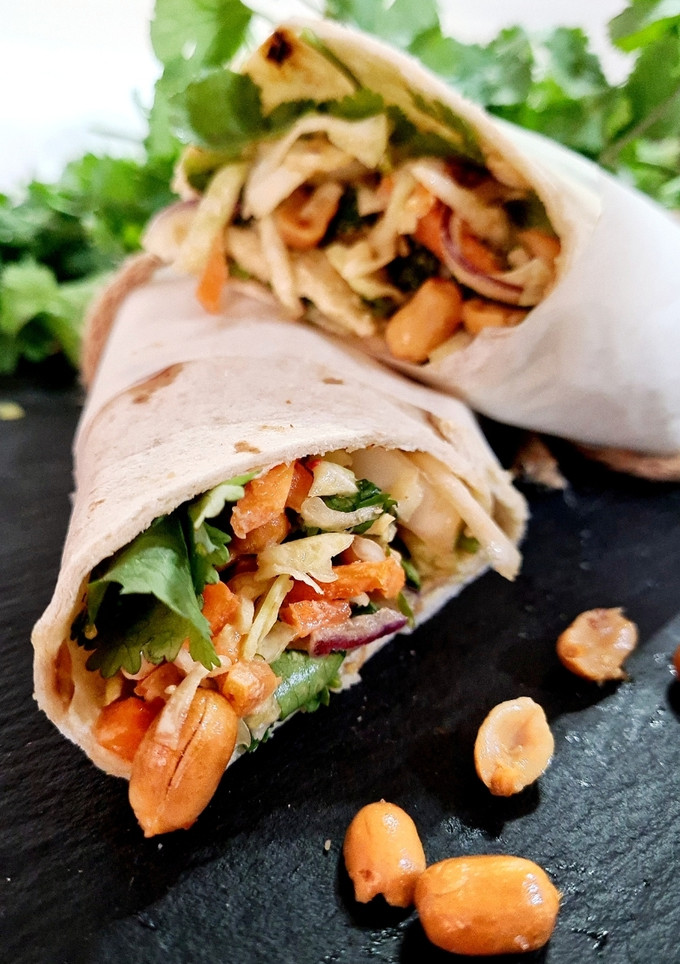 Una foto de Burritos Thai con salsa de cacahuete