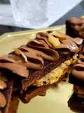 Brownies sur son lit de croustillant praliné avec au dessus une ganache au chocolat