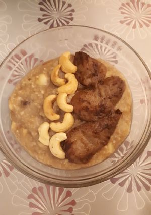 Une photo de Porridge chaud aux saveurs automnales