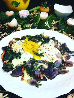 Una foto de Huevos sobre patata azules con bacon y queso Gouda