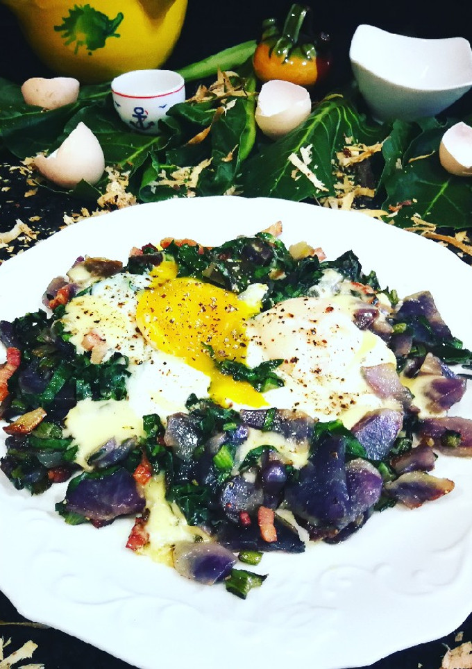 Una foto de Huevos sobre patata azules con bacon y queso Gouda
