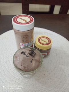 चॉकलेट आइसक्रीम (chocolate ice-cream recipe in Hindi) रेसिपी मुख्य फोटो