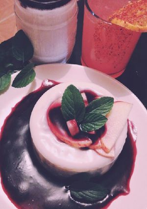 Una foto de Panna cotta con coulis de jamaica con mezcal