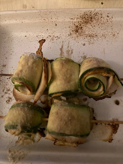 Una foto de Rollos de calabacín y pavo