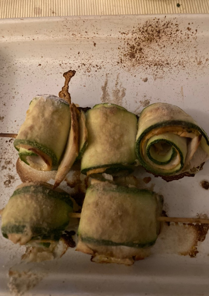 Una foto de Rollos de calabacín y pavo