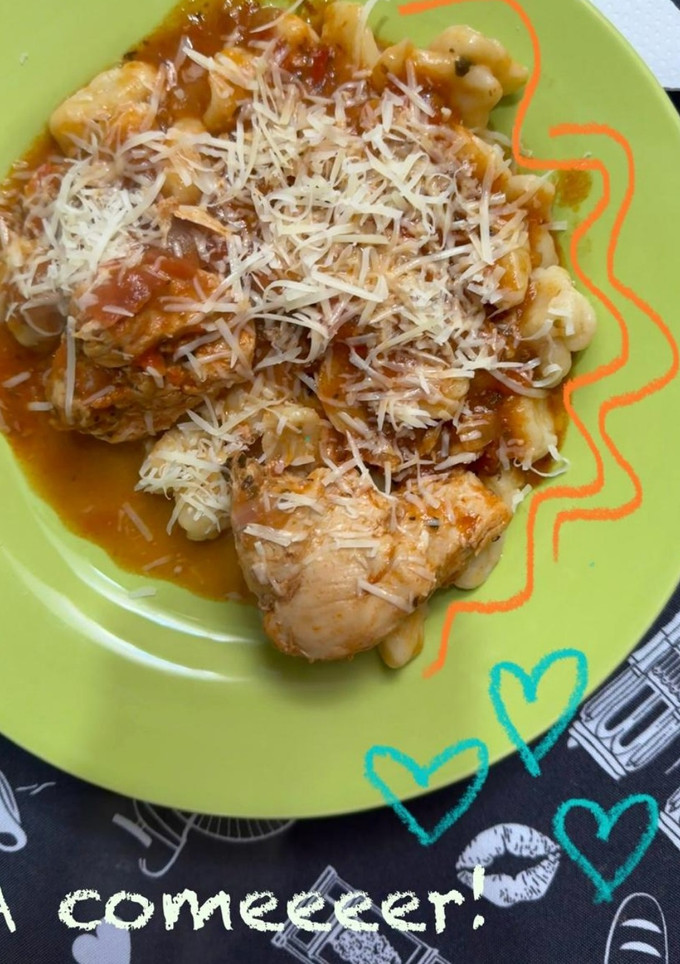 Una foto de Ñoquis con salsa de pollo 🍝