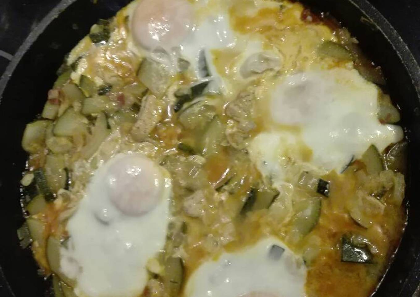 Huevos cuajados en guarnición de calabacines