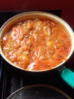 Una foto de Pollo entomatado con papas