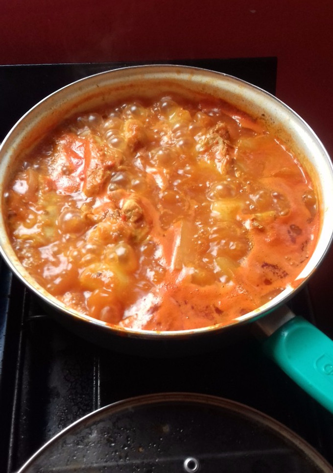 Una foto de Pollo entomatado con papas