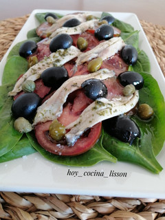 Una foto de Ensalada de espinacas, tomate y boquerones en vinagre
