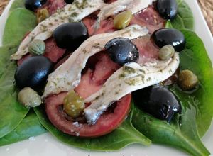 Una foto de Ensalada de espinacas, tomate y boquerones en vinagre