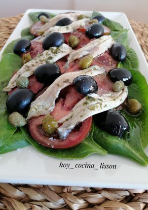Una foto de Ensalada de espinacas, tomate y boquerones en vinagre