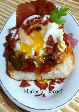 Una foto de Tosta de pisto, huevo y crujiente de jamón