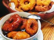 Una foto de picarones en chancaca