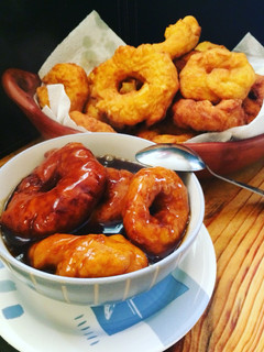 Una foto de Picarones con chancaca