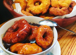 Una foto de Picarones con chancaca