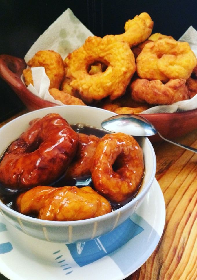 Una foto de Picarones con chancaca