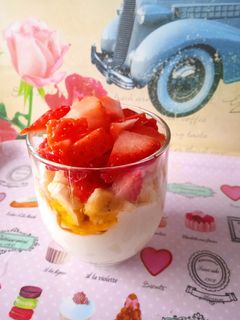 Una foto de Yogurt con miel, plátano y fresas