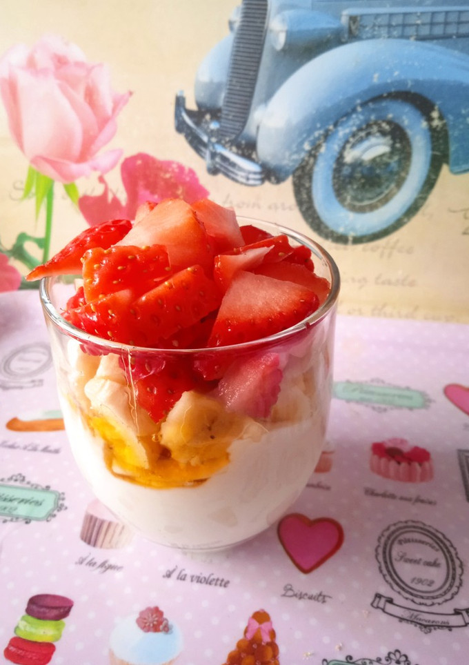 Una foto de Yogurt con miel, plátano y fresas