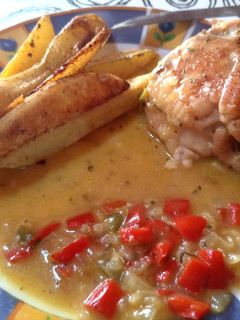 Una foto de Pollo a la mostaza con papas rústicas
