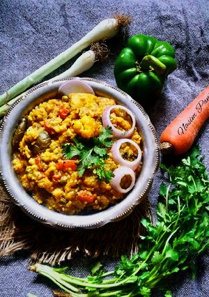 વેજીટેબલ ખીચડી (Vegetable Khichdi Recipe In Gujarati) રેસીપી મુખ્ય ફોટો