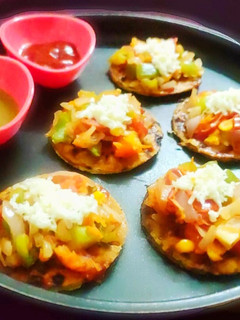 मिनी मसाला ज्वार पिज़्ज़ा बाईटस (Mini Masala jowar pizza bites recipe in Hindi) रेसिपी मुख्य फोटो