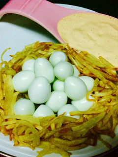 Una foto de Nido de huevos de codorniz con salsa rosa