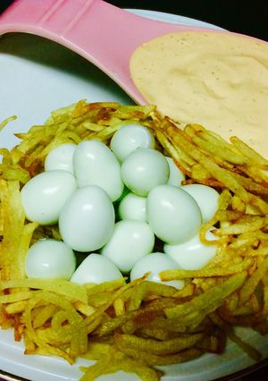 Foto principal de Nido de huevos de codorniz con salsa rosa