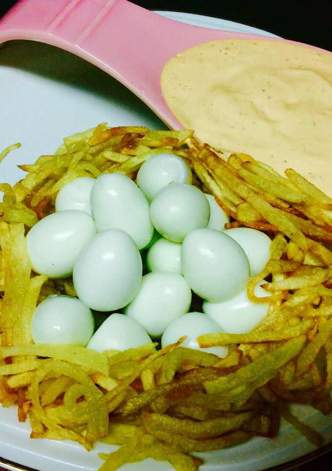 Una foto de Nido de huevos de codorniz con salsa rosa