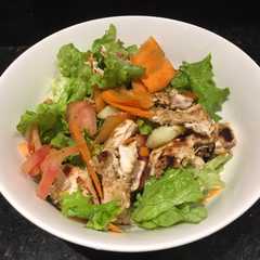 Una foto de Bowl de pollo y vegetales
