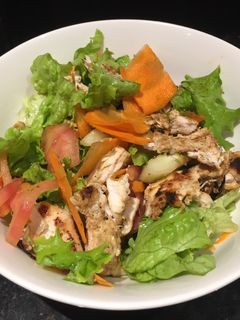 Una foto de Bowl de pollo y vegetales