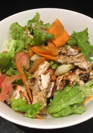 Una foto de Bowl de pollo y vegetales