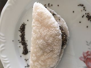 Tapioca com pasta de amendoim e chia