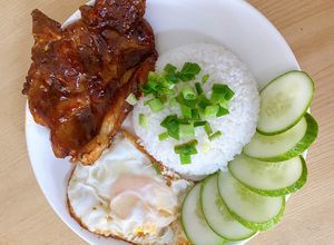 Hình của món Cơm tấm sườn nướng và trứng ốp la.