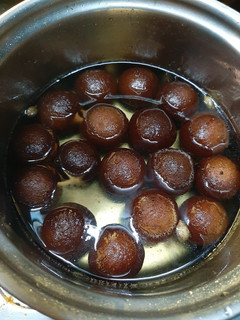 A picture of Gulab jamun.