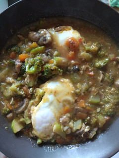 Una foto de Guiso de verduras con huevos