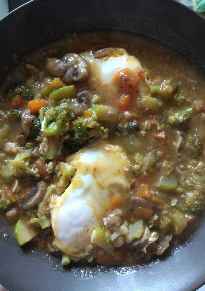 Una foto de Guiso de verduras con huevos