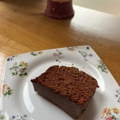 A picture of Dates cake 160 kcal per piece.
