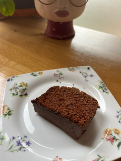 A picture of Dates cake 160 kcal per piece.
