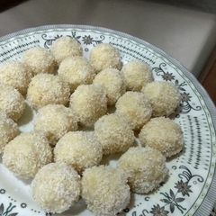 A picture of Coconut laddu.