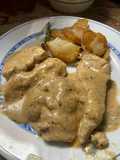 Pechuga de pollo en salsa con patatas a lo pobre