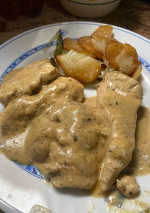 Una foto de Pechuga de pollo en salsa con patatas a lo pobre