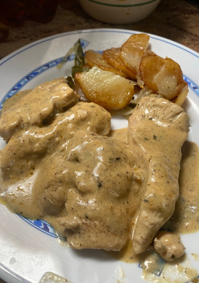 Una foto de Pechuga de pollo en salsa con patatas a lo pobre
