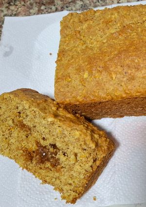 Una foto de Budín de naranja y avena relleno de dulce de leche