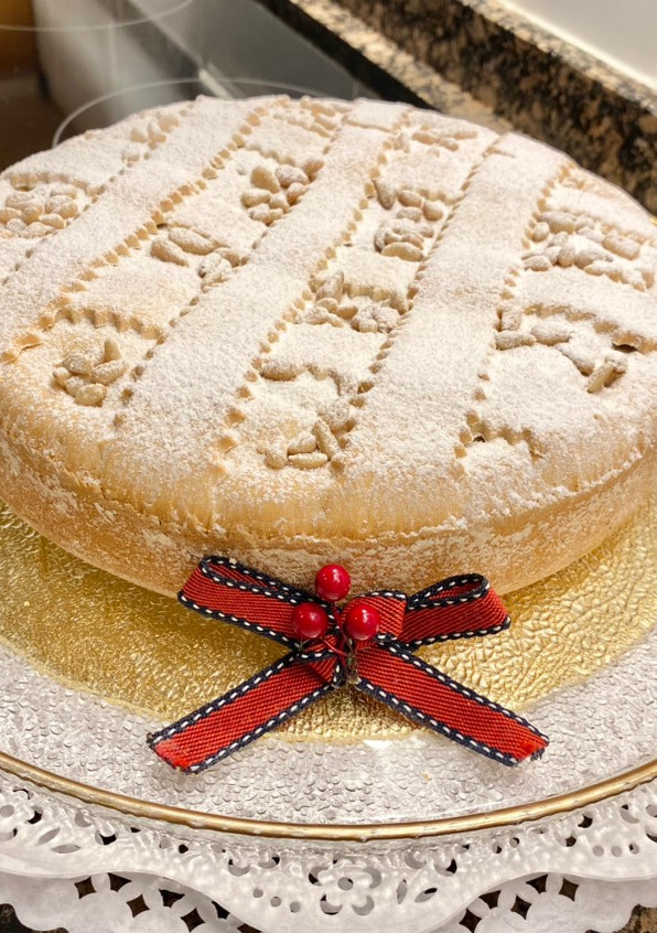 Una foto de “Pastel de la abuela”, relleno con crema pastelera de chocolate,